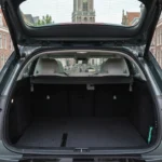 Volvo EX60 — 523L Kofferbak met Wijd Geopende Elektrische Achterklep