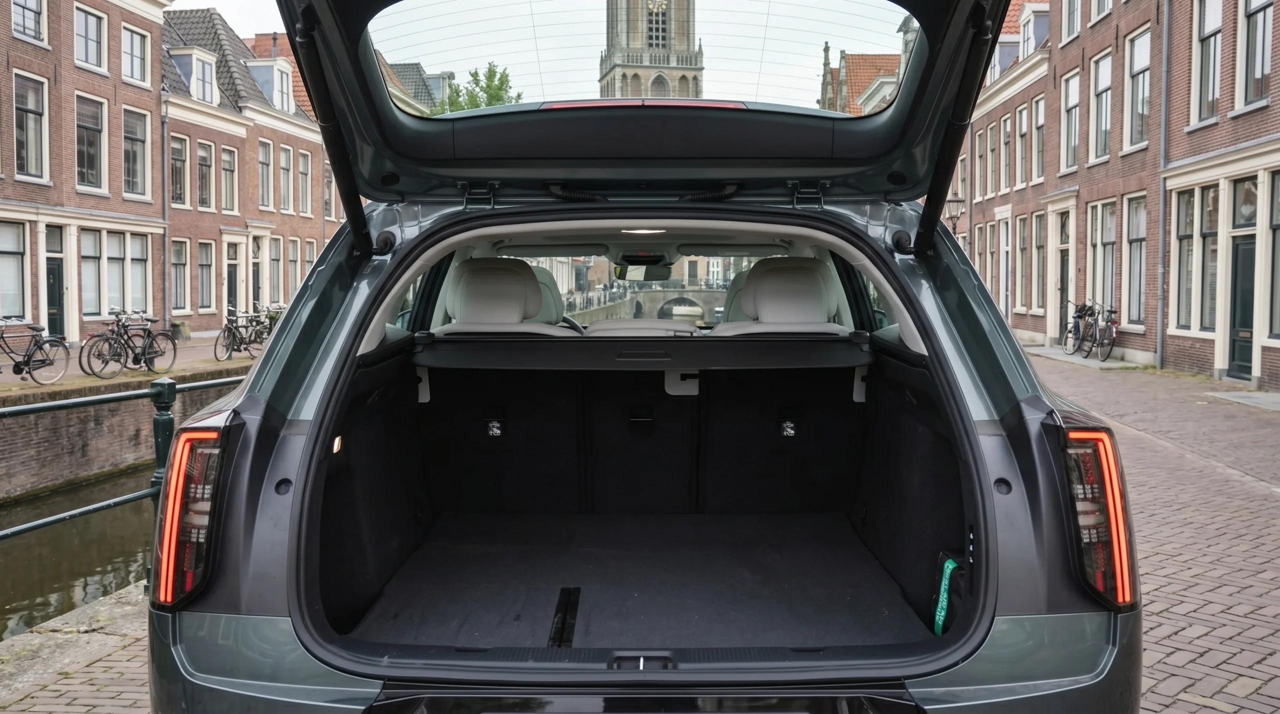 Volvo EX60 — 523L Kofferbak met Wijd Geopende Elektrische Achterklep