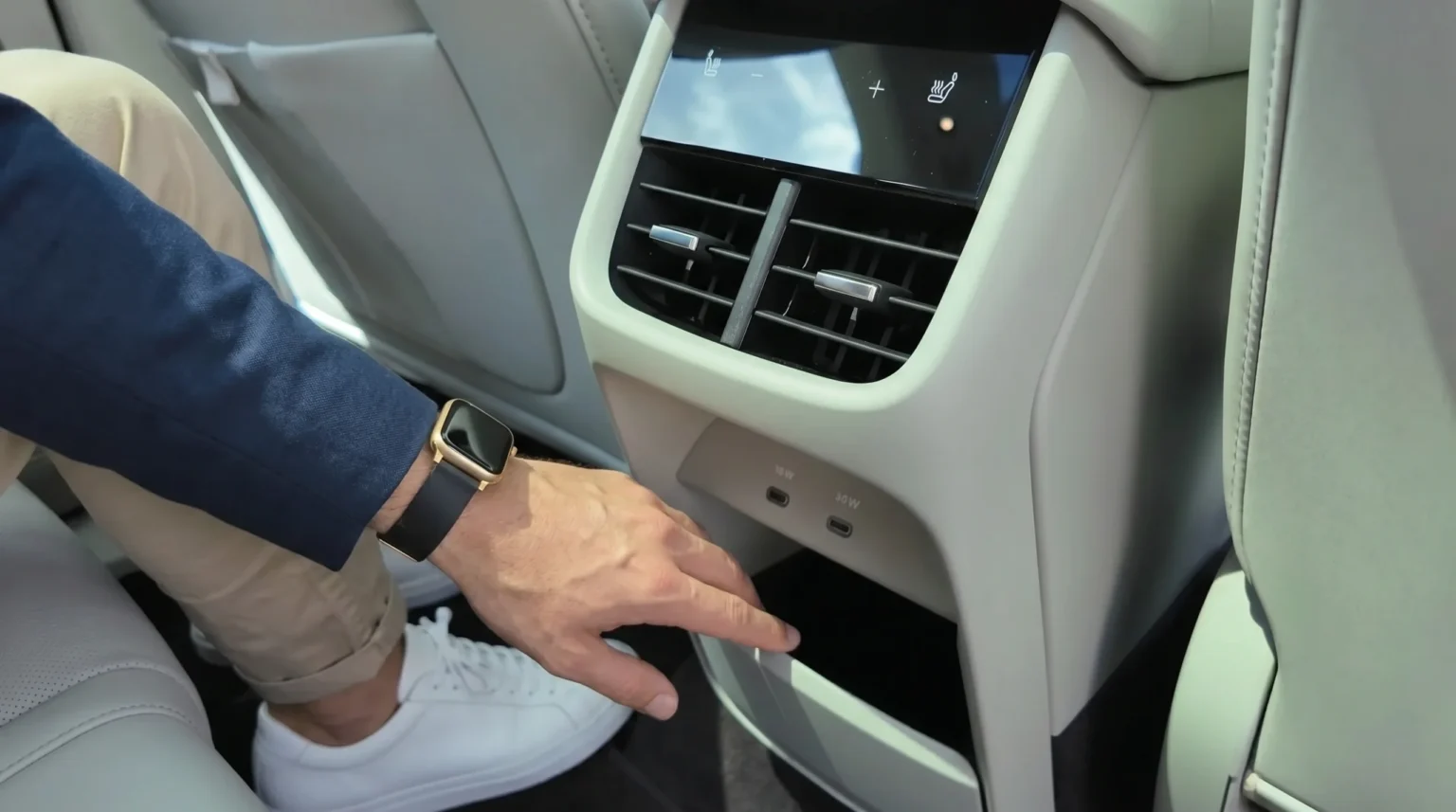 Volvo EX60 — Achterste Klimaatbediening & Dubbele USB-C Oplading