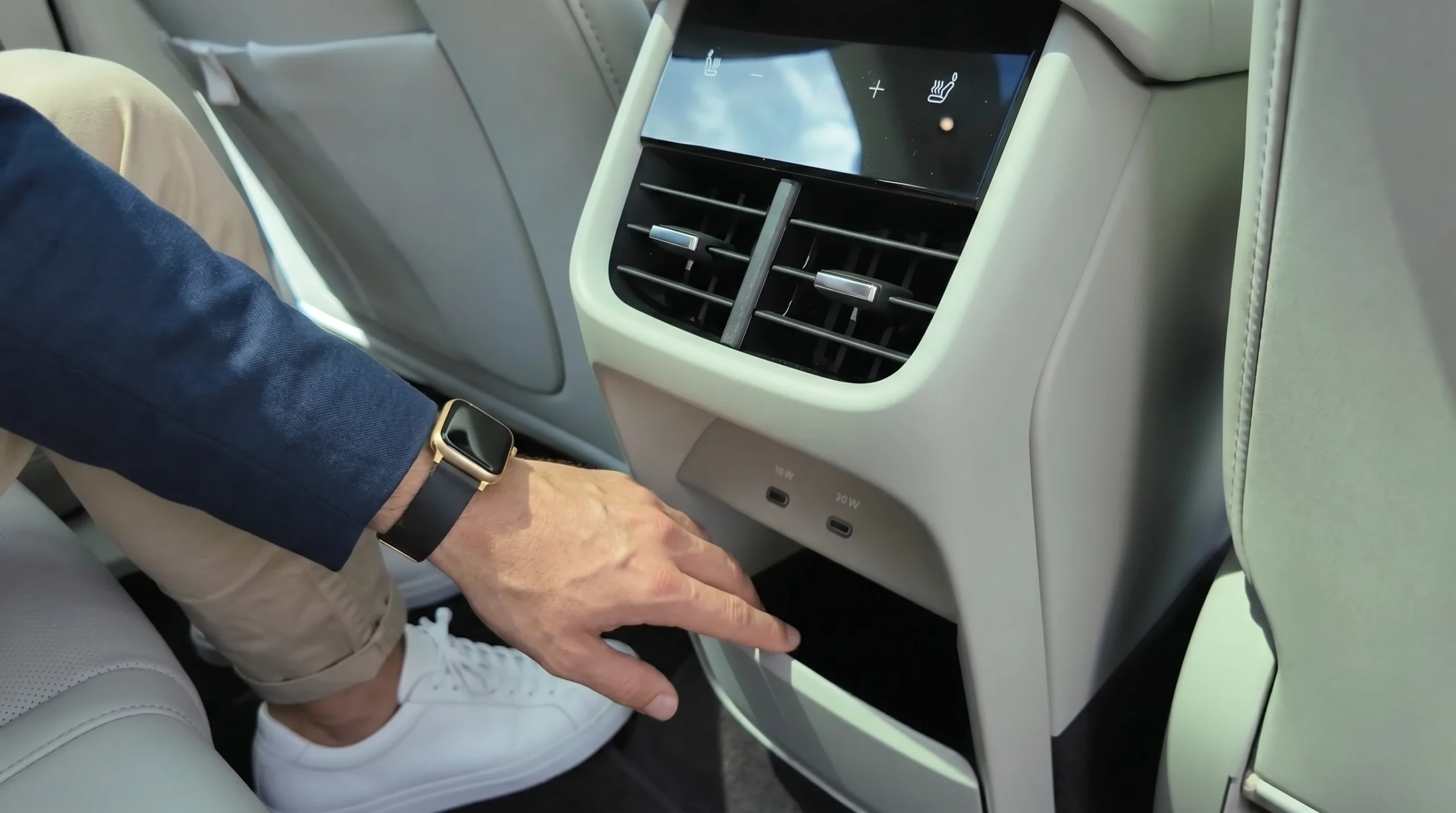 Volvo EX60 — Achterste Klimaatbediening & Dubbele USB-C Oplading