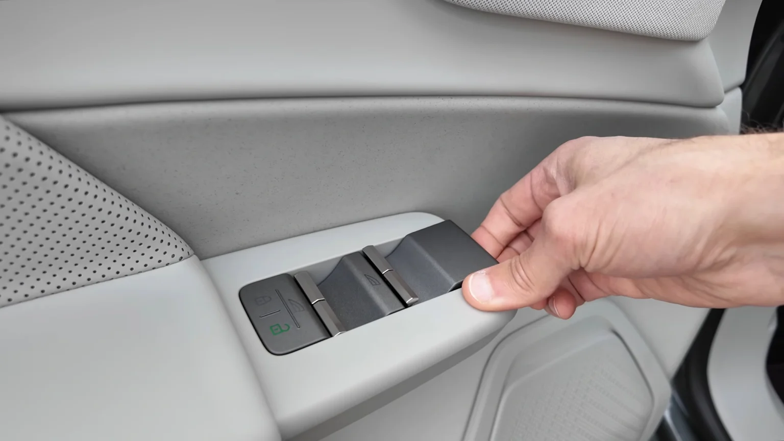 Volvo EX60 — Aerodynamische Wing Grip Portiergreep & Raambediening