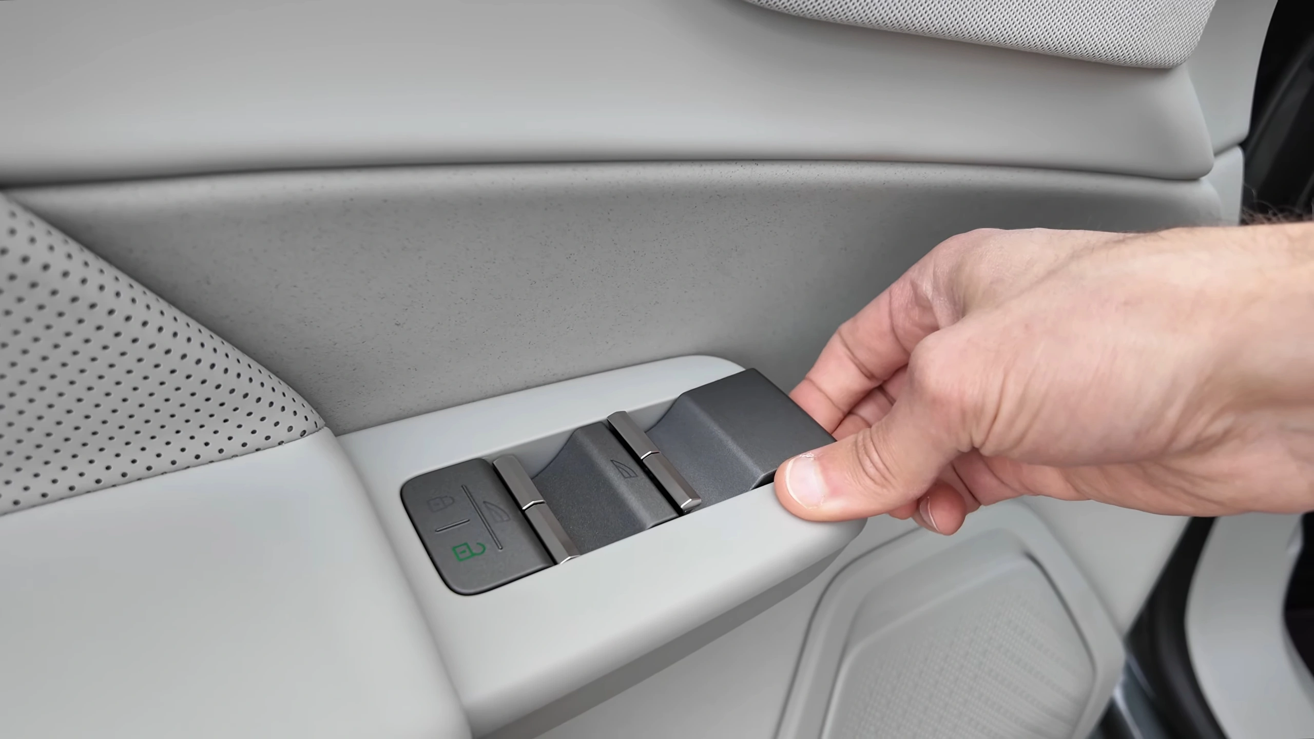 Volvo EX60 — Aerodynamische Wing Grip Portiergreep & Raambediening