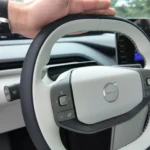 Volvo EX60 — Afgevlakt Tweespaaks Stuurwiel met Fysieke Knoppen