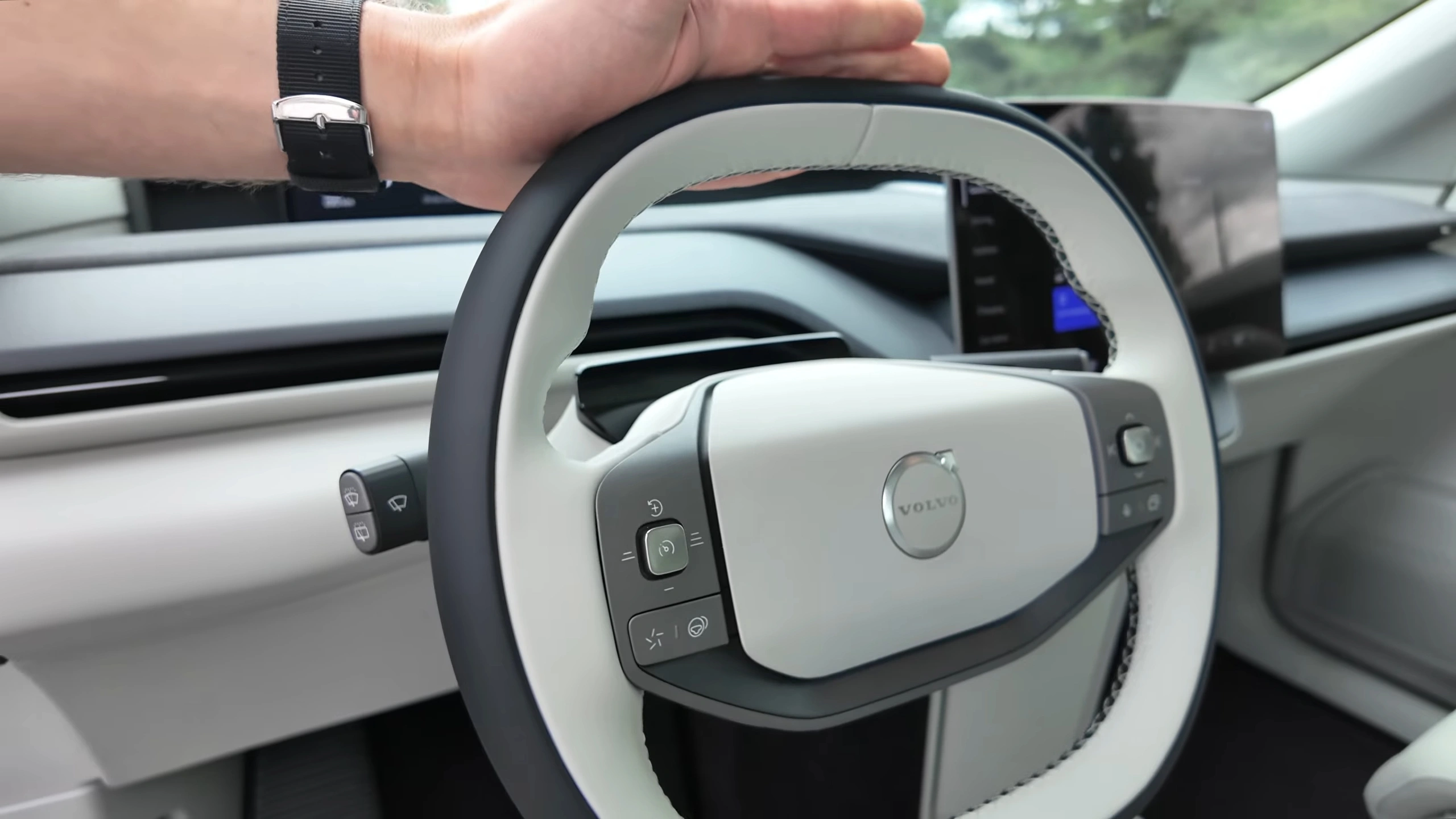 Volvo EX60 — Afgevlakt Tweespaaks Stuurwiel met Fysieke Knoppen