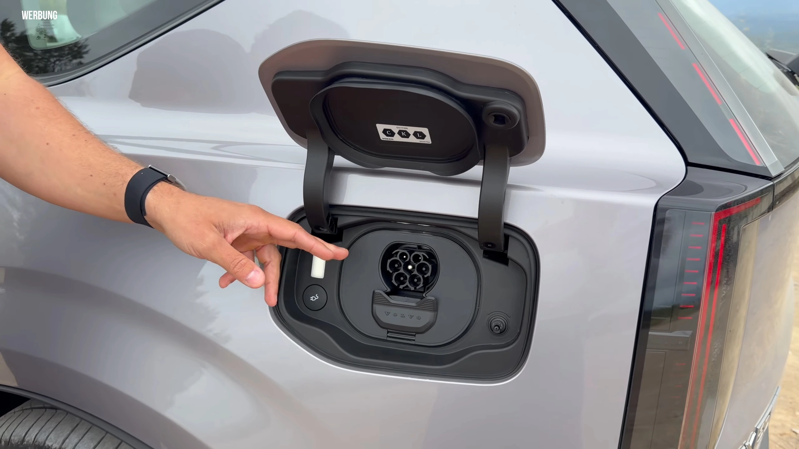 Volvo EX60 — CCS Laadpoort Tot 200 kW DC Snelladen