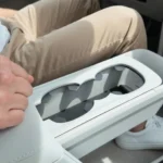 Volvo EX60 — Detail van de bekerhouder voorin met Scandinavisch design