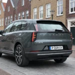 Volvo EX60 — Gebeeldhouwd Achterdesign in Forest Lake met Elektrische Achterklep