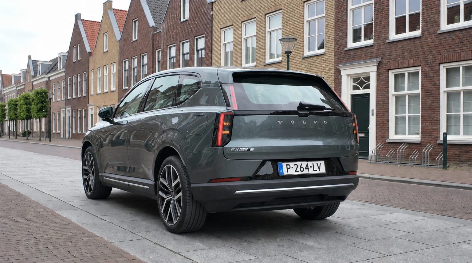 Volvo EX60 — Gebeeldhouwd Achterdesign in Forest Lake met Elektrische Achterklep