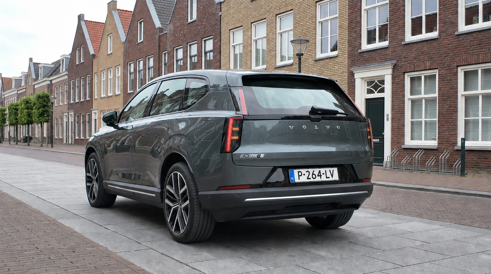 Volvo EX60 — Gebeeldhouwd Achterdesign in Forest Lake met Elektrische Achterklep