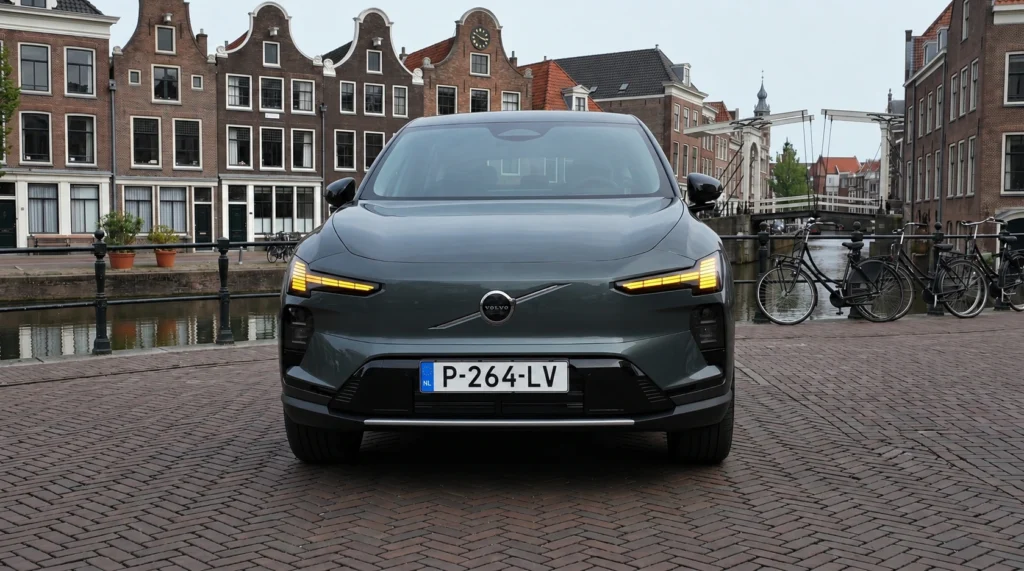 Volvo EX60 — Indrukwekkend Voordesign met Actieve Thor's Hammer Richtingaanwijzer