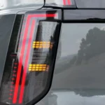 Volvo EX60 — Kenmerkende Verticale LED-Achterlicht met Amber Richtingaanwijzer