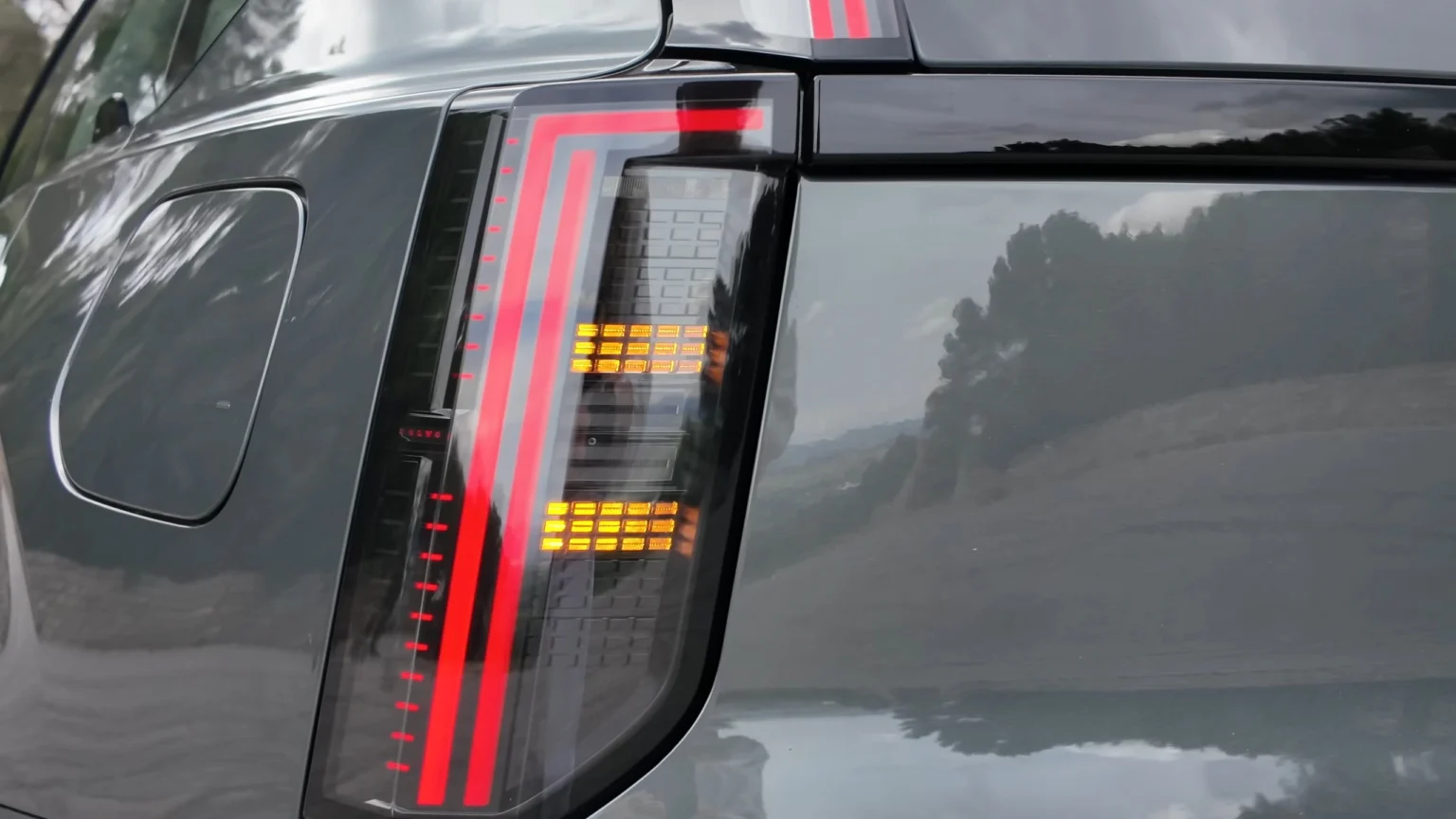 Volvo EX60 — Kenmerkende Verticale LED-Achterlicht met Amber Richtingaanwijzer