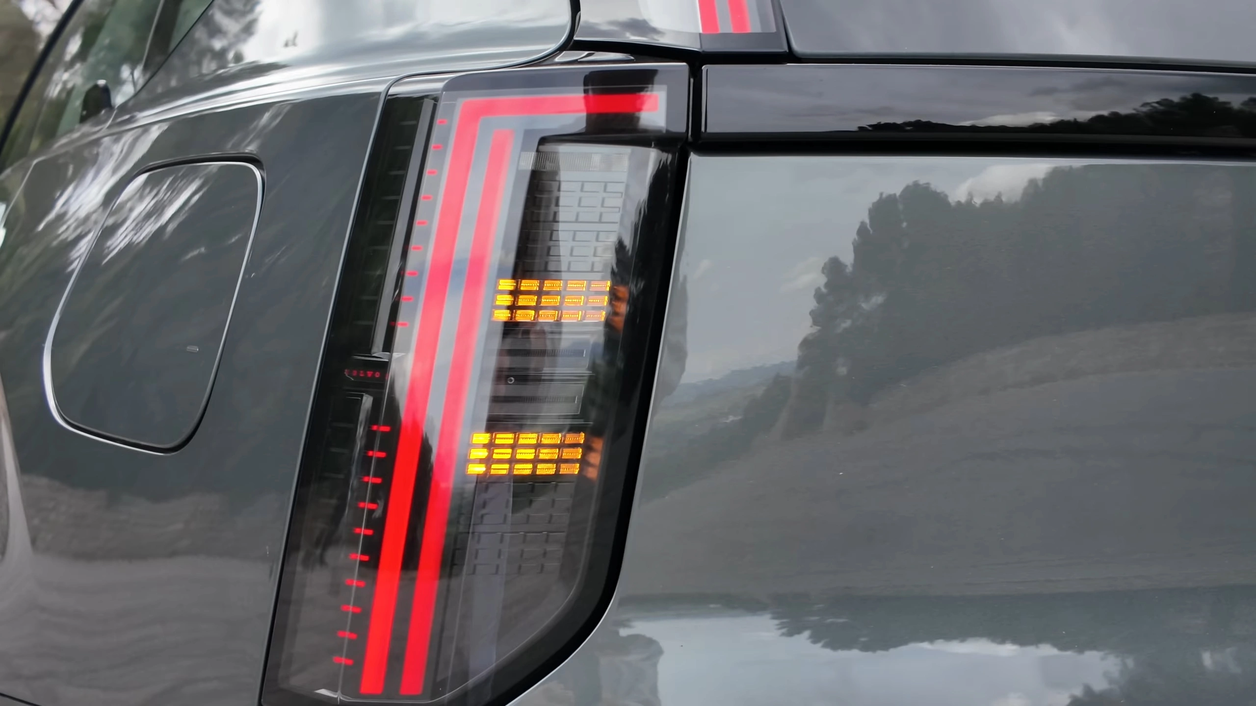 Volvo EX60 — Kenmerkende Verticale LED-Achterlicht met Amber Richtingaanwijzer