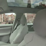 Volvo EX60 — Luchtige Cabine met Vast Panoramisch Glazen Dak