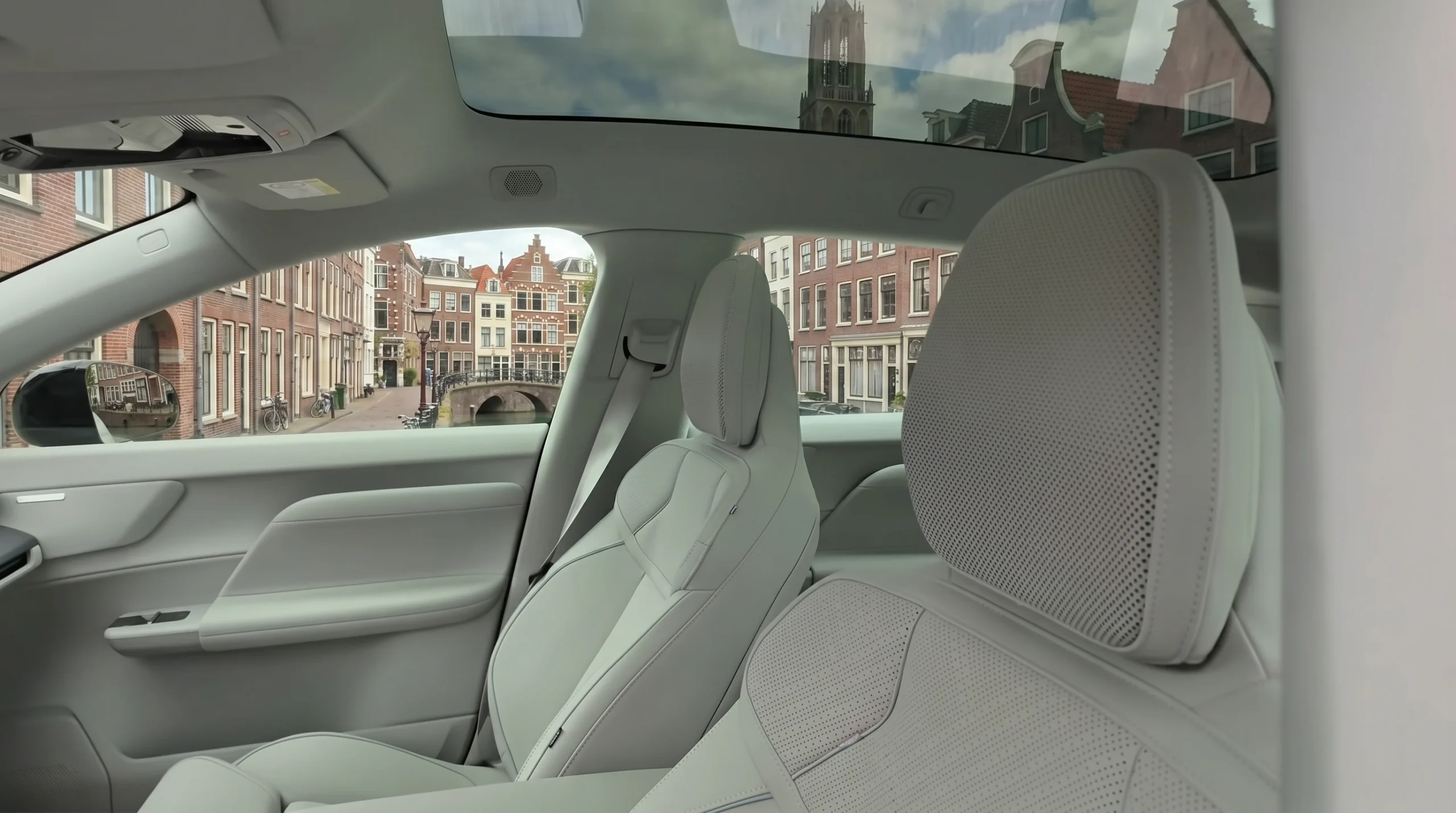 Volvo EX60 — Luchtige Cabine met Vast Panoramisch Glazen Dak