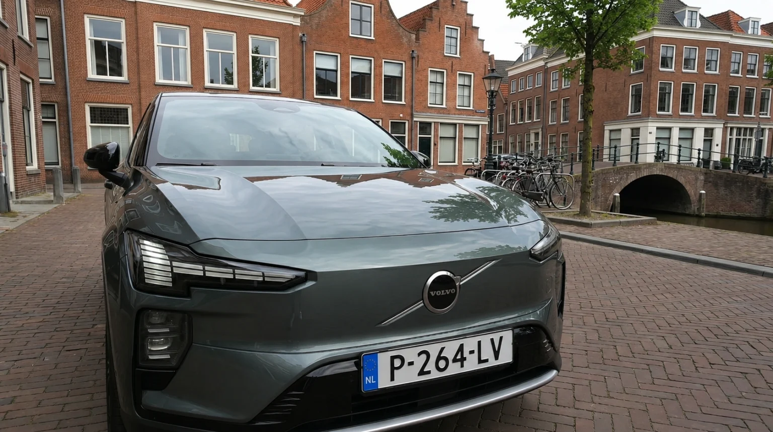 Volvo EX60 — Matrix LED Koplampen & Volvo-Logo Close-Up