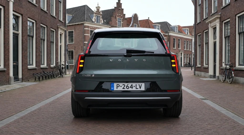 Volvo EX60 — Opvallend Achterdesign met Kenmerkende LED-Achterlichten