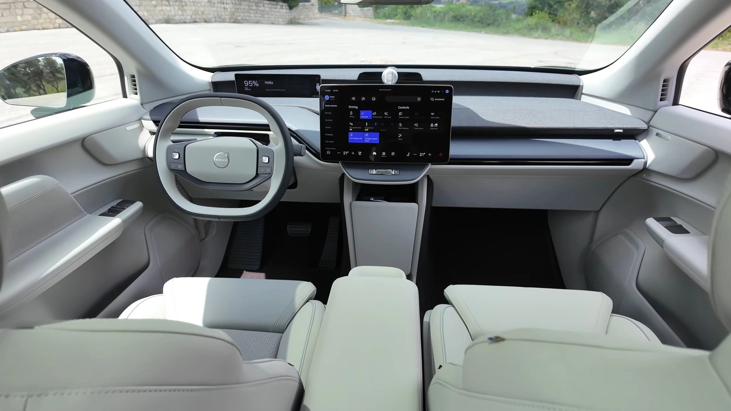 Volvo EX60 — Panoramisch Dashboardoverzicht