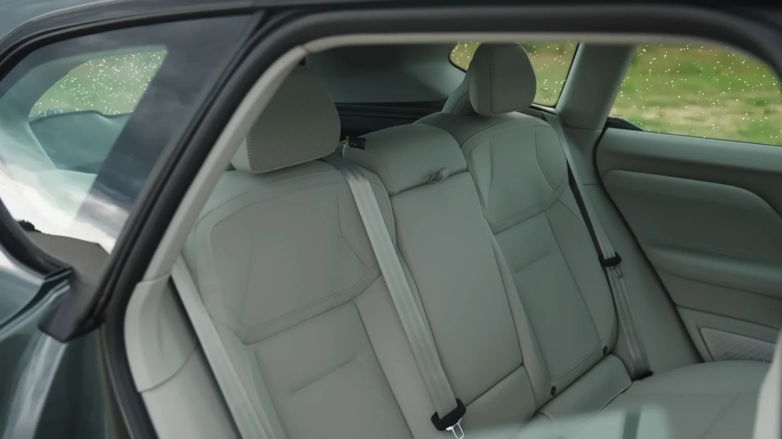 Volvo EX60 — Ruime Achterbank met Verwarmde Buitenste Stoelen