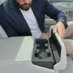 Volvo EX60 — Slimme Achterste Armsteun met Geïntegreerde Bekerhouders