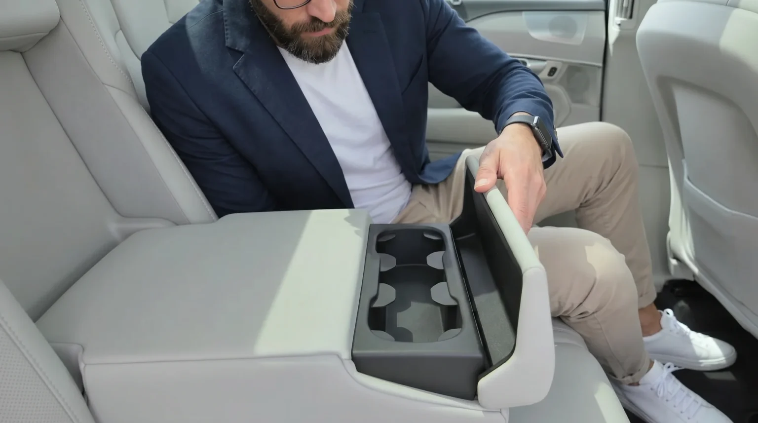 Volvo EX60 — Slimme Achterste Armsteun met Geïntegreerde Bekerhouders