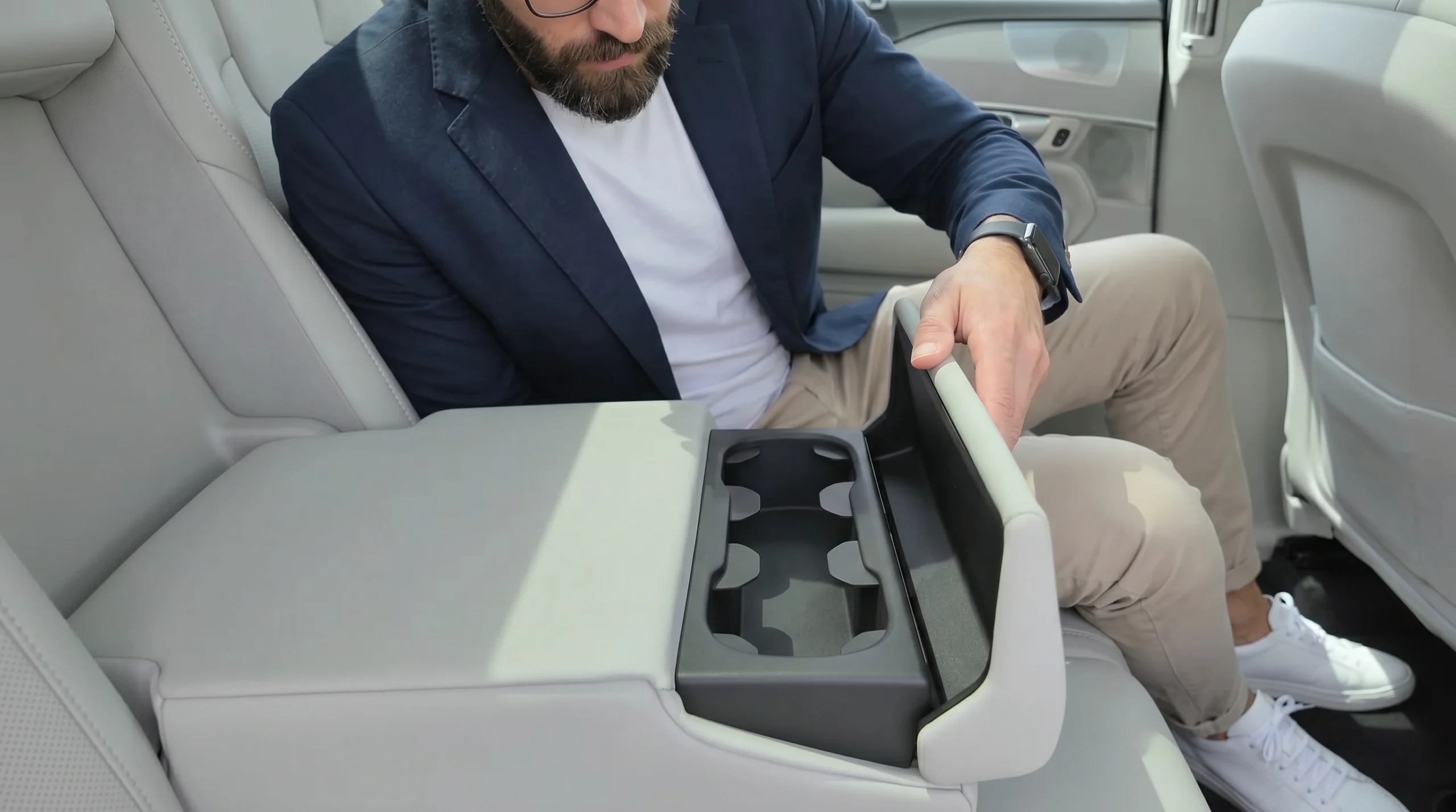 Volvo EX60 — Slimme Achterste Armsteun met Geïntegreerde Bekerhouders
