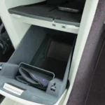 Volvo EX60 — Slimme Middenconsole met Draadloos Opladen & USB-C