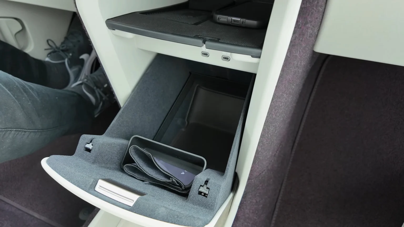 Volvo EX60 — Slimme Middenconsole met Draadloos Opladen & USB-C
