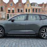 Volvo EX60 — Strak Zijprofiel met Lang Wielbasis & 21" Velgen