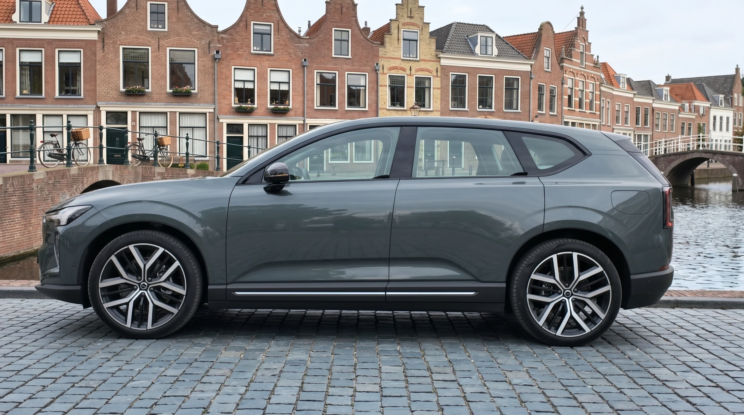 Volvo EX60 — Strak Zijprofiel met Lang Wielbasis & 21" Velgen
