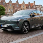Volvo EX60 — Thor's Hammer Koplampen Schitteren langs de Gracht