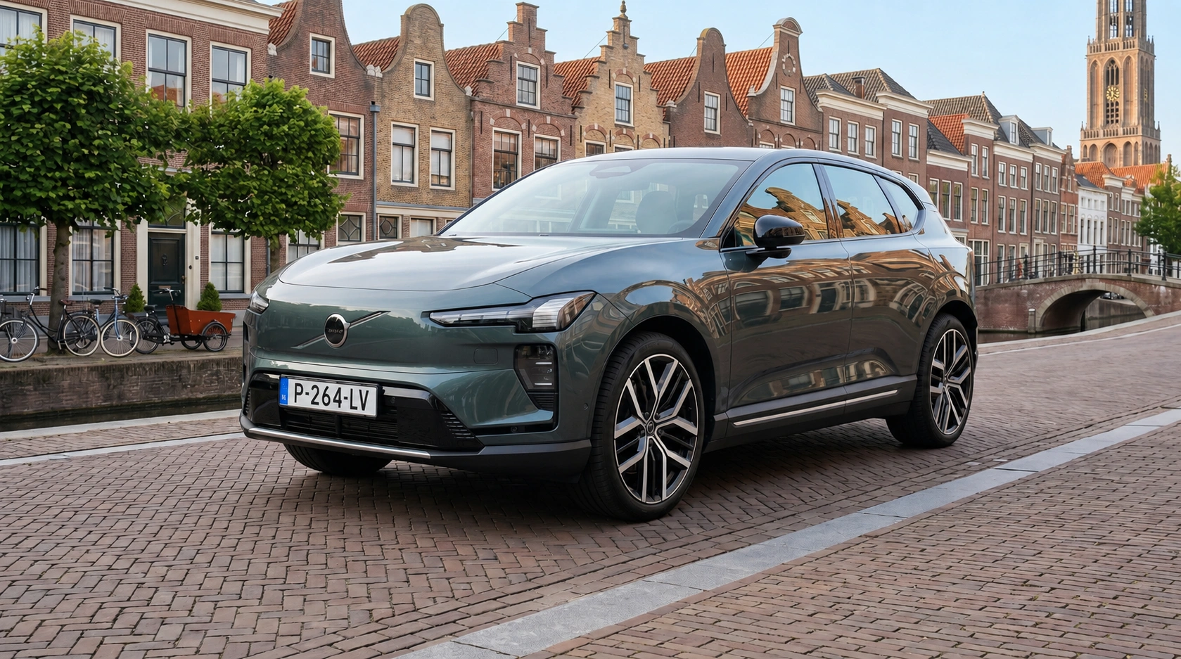Volvo EX60 — Thor's Hammer Koplampen Schitteren langs de Gracht