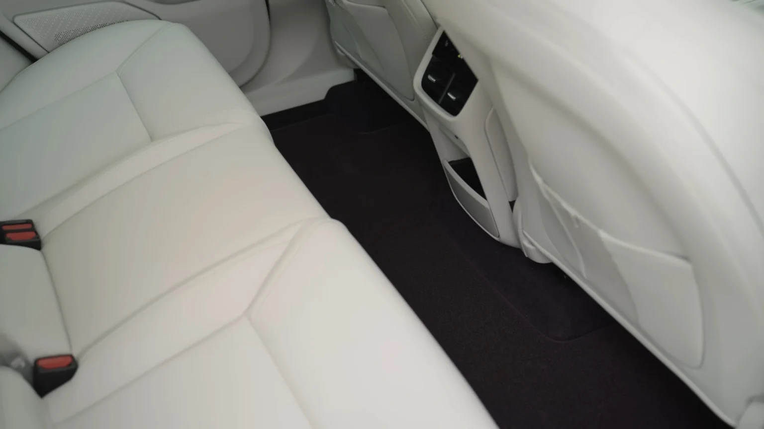 Volvo EX60 — Volledig Vlakke Achterste Vloer voor Maximaal Comfort